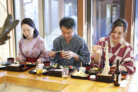 家庭温泉旅行享受美食图片