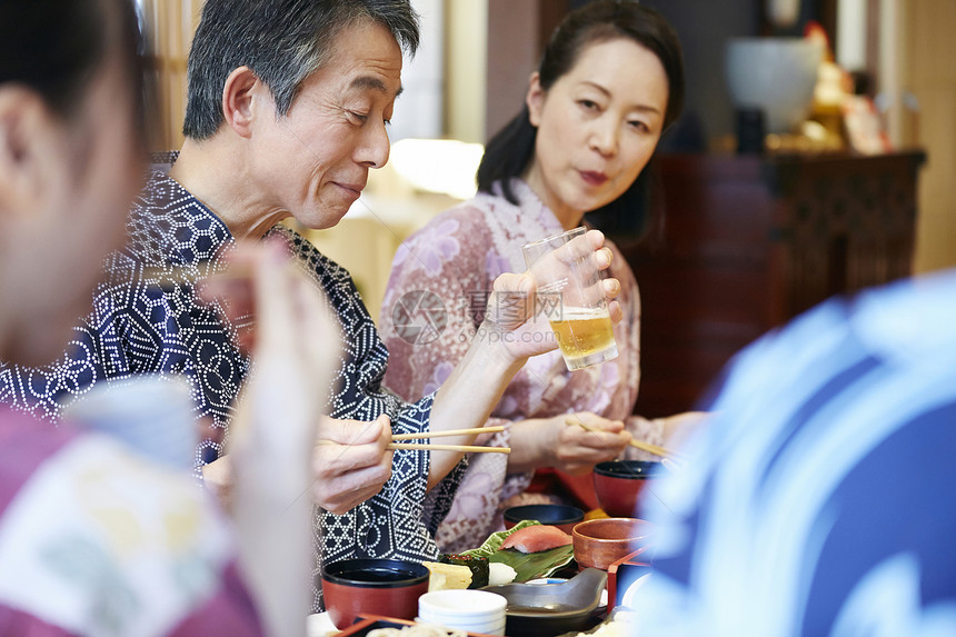 家庭温泉旅行享受美食图片