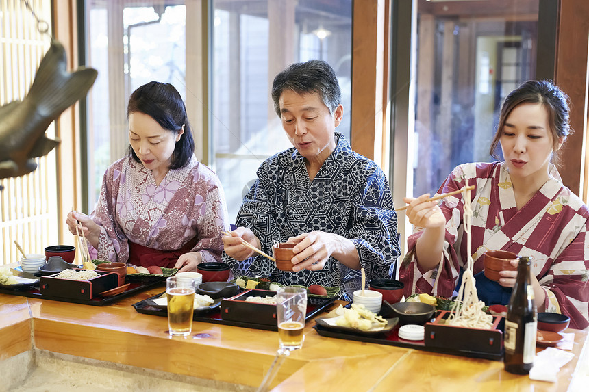 家庭温泉旅行享受美食图片