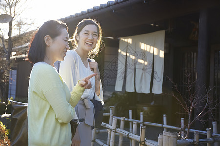 户外旅行愉快的女人图片