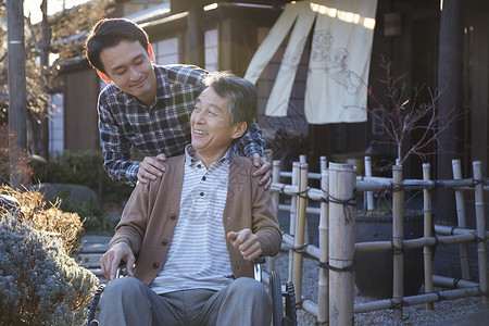 男人孝顺关心旅行老年人图片