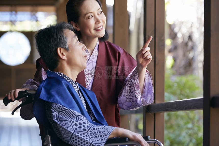 愉悦家人关心老年人的旅行图片