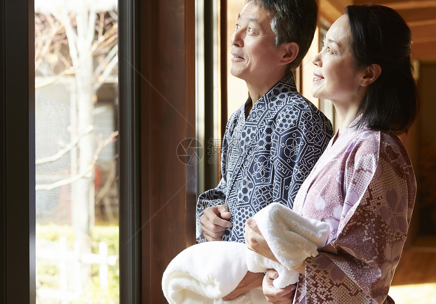 走廊上温泉旅行的夫妇图片