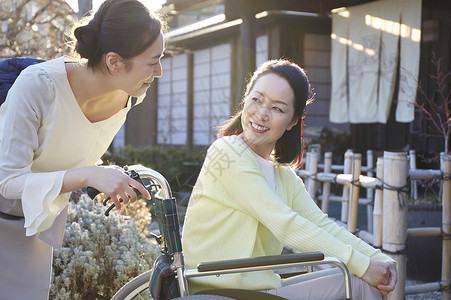 日本老人家人孝顺关心老年人的旅行形象背景