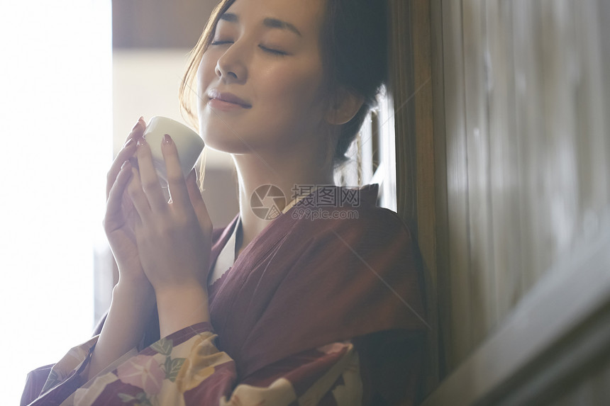 正在品茶的和服女子图片