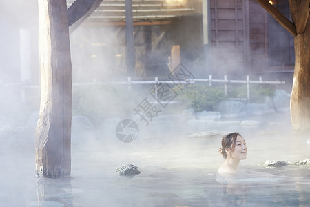 外部露天池女人露天泡温泉背景