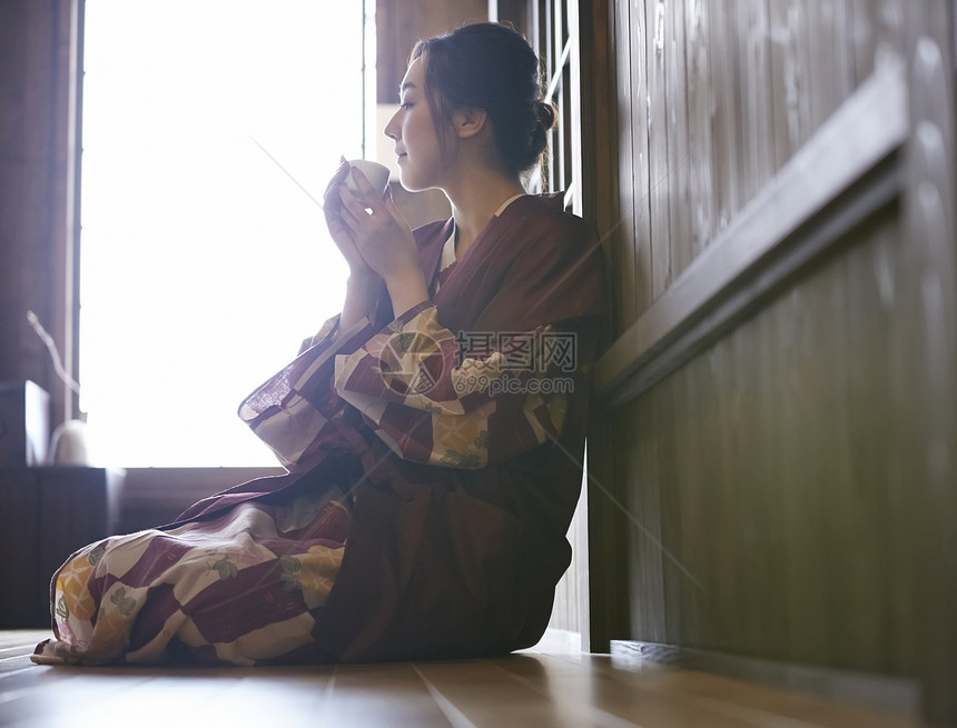 泡温泉的女性图片