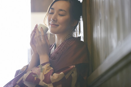 穿着日式浴衣拿着酒杯的成年女性图片