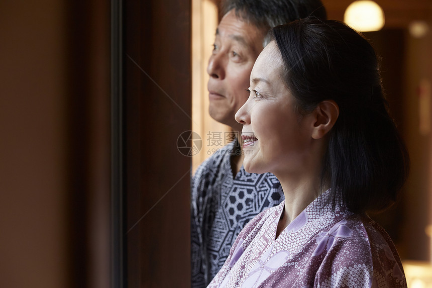 温泉度假区旅游的中年夫妇图片