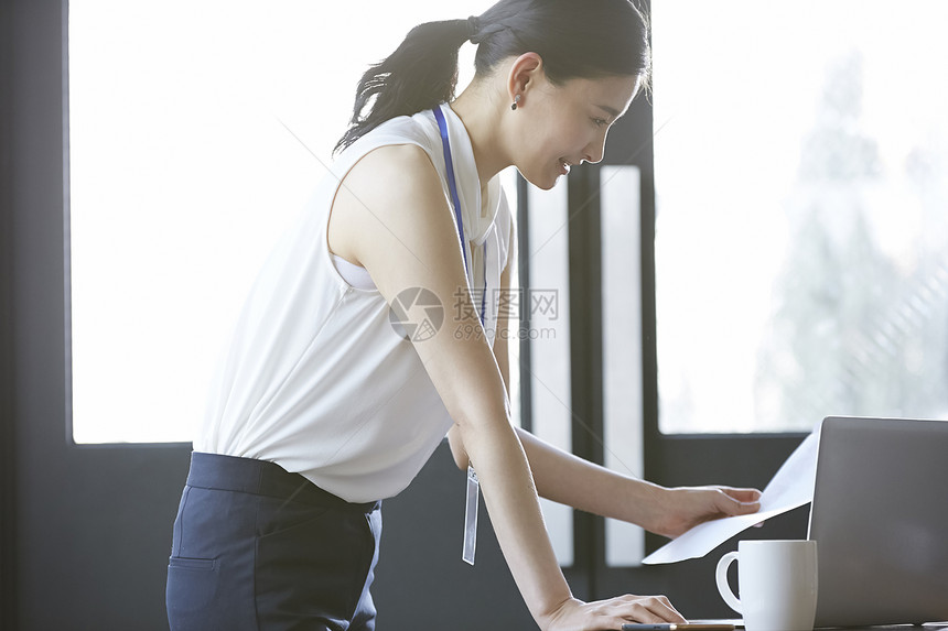 20多岁孤独的个人计算机女人商务咖啡馆图片