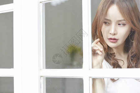 泛亚洲年轻女在窗户旁女美的形象图片