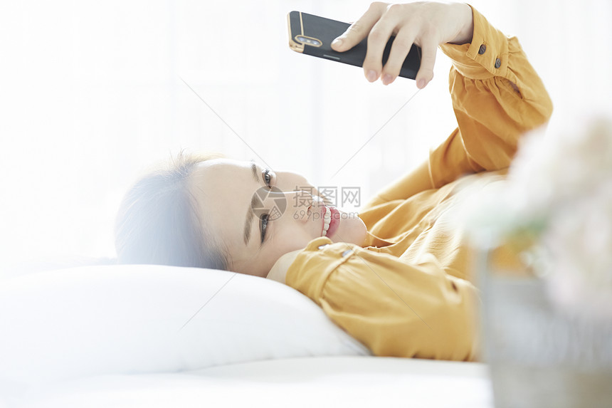 卧室床上自拍的女人图片