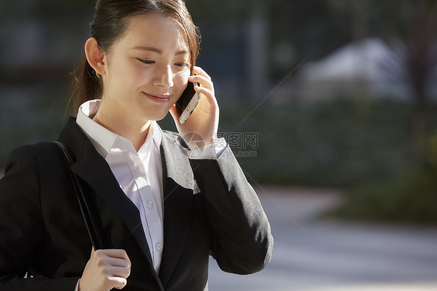 打电话的女商人图片