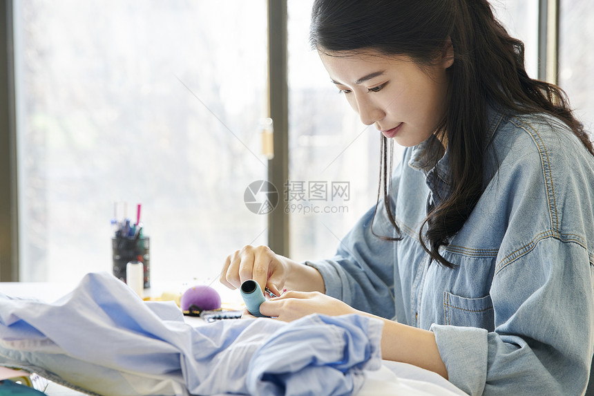 女服装设计师在设计服装图片