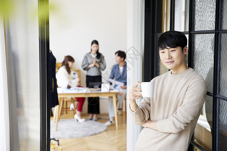 休息微笑的服装设计师图片