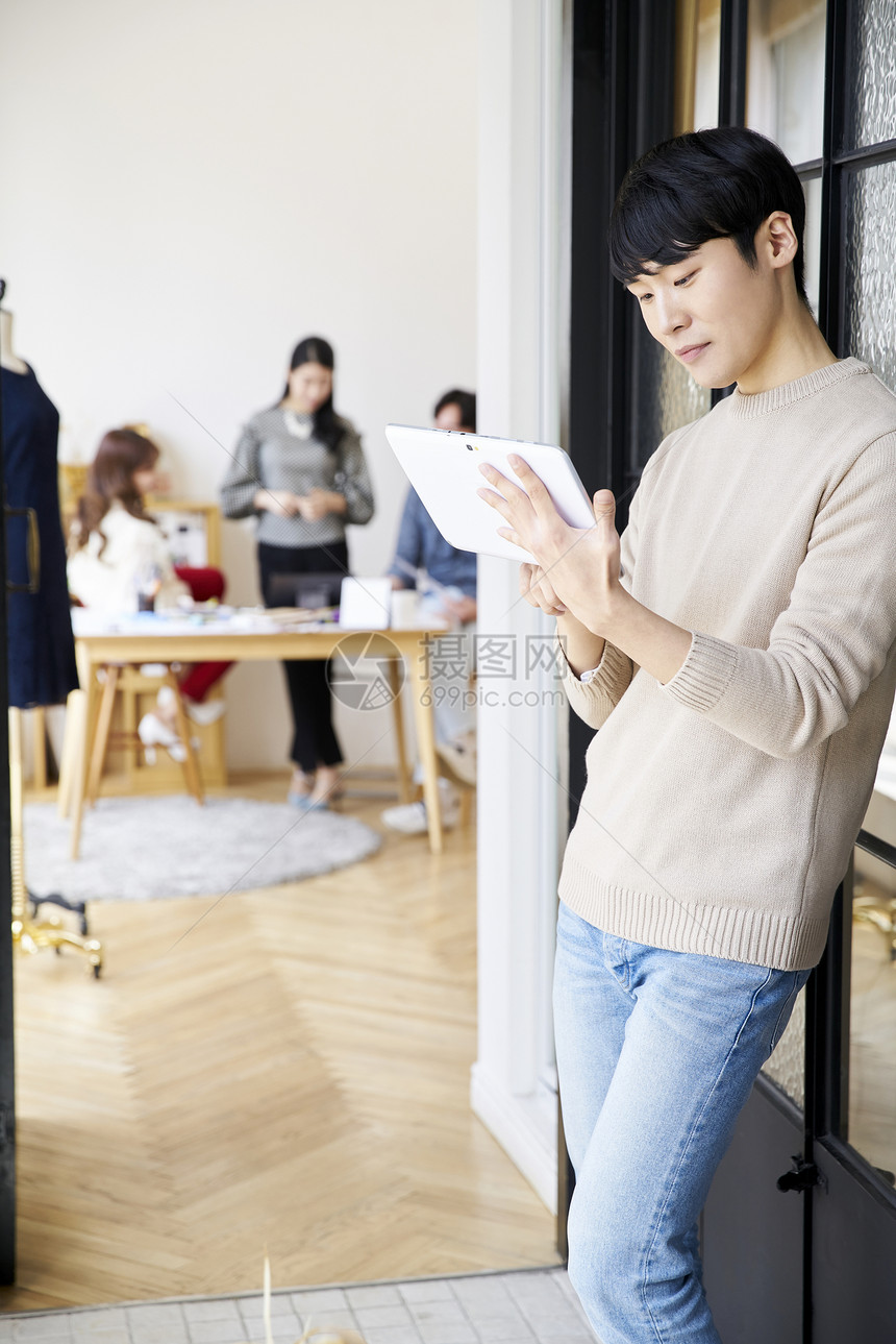 强烈的感情成年女子选择聚焦韩国服装设计师图片