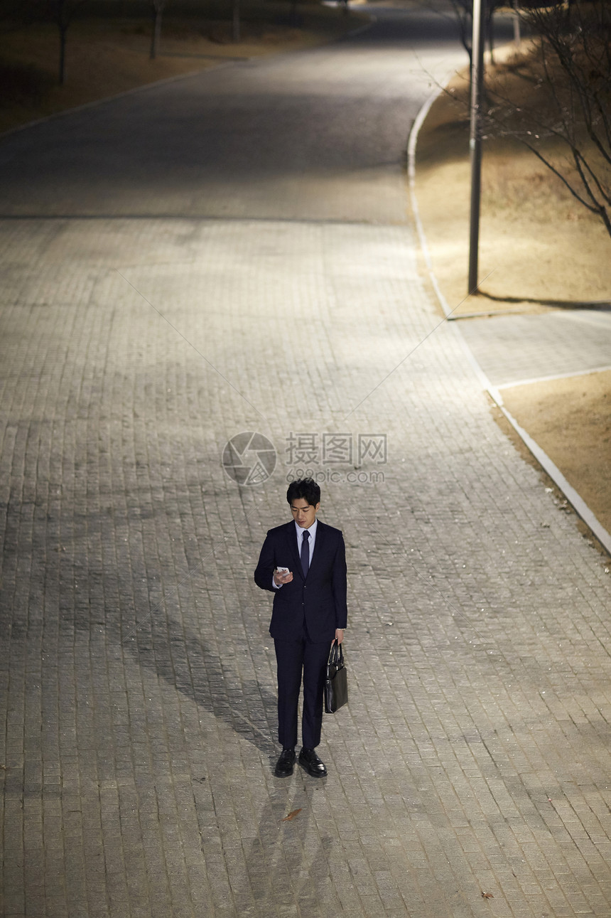 走在大街上的年轻白领图片