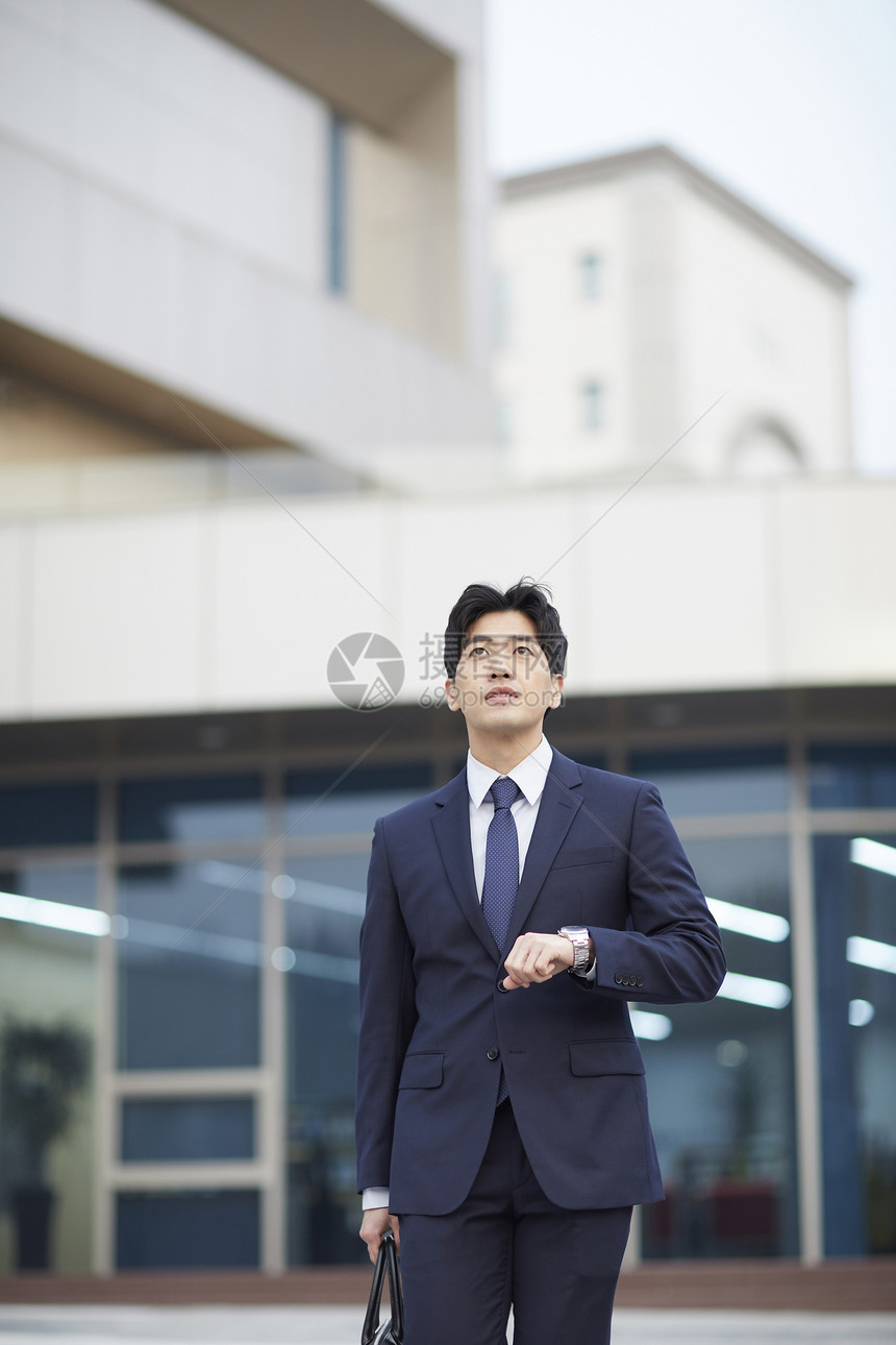 手拿公文包的男子图片