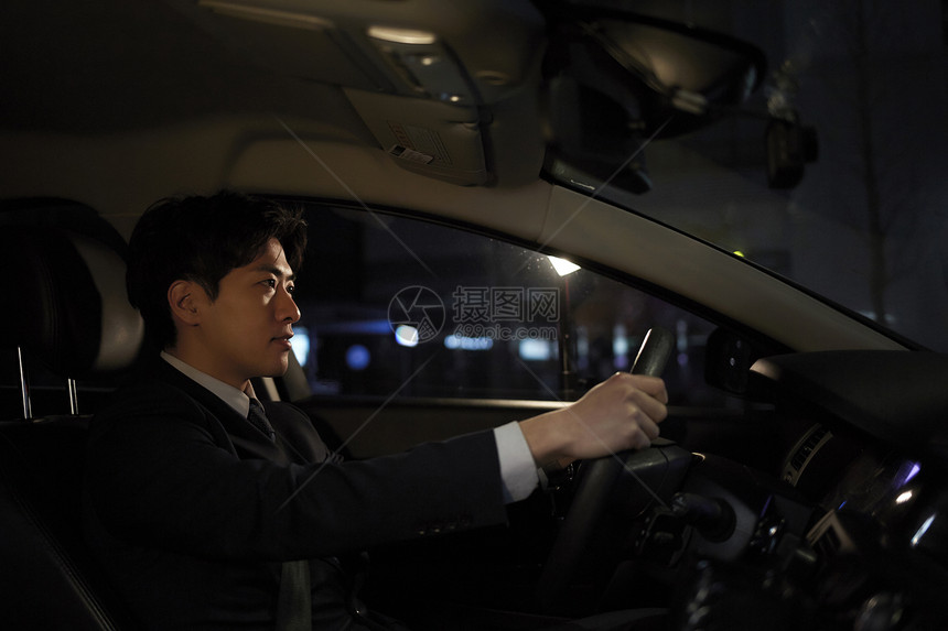 夜间驾驶汽车的商人图片