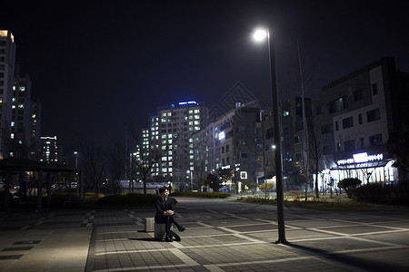 商人感受城市夜晚图片