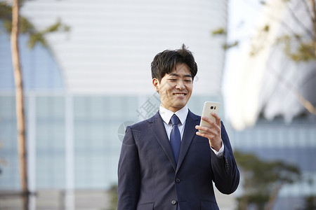 韩国商务看手机的商务男性背景