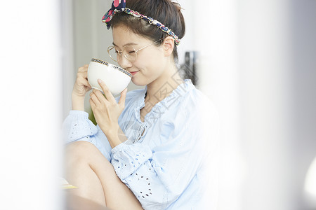 女性早晨喝茶放松图片
