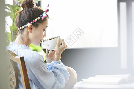 居家女性喝茶放松图片