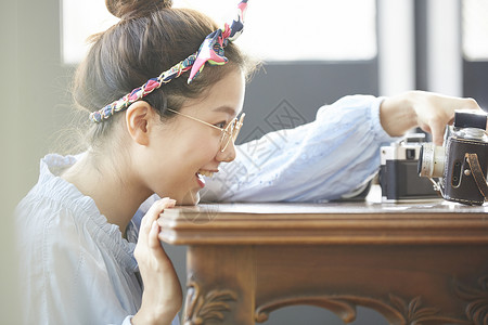 年轻美女相机爱好者图片