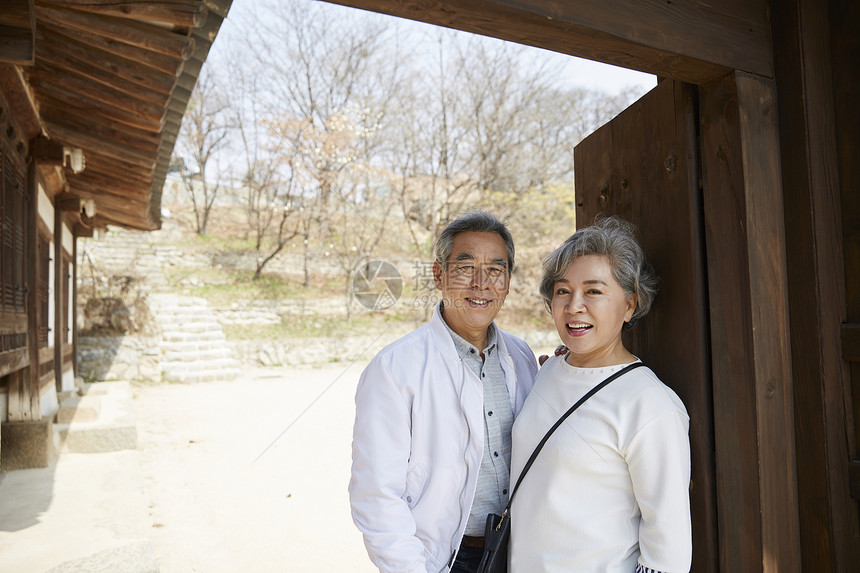 幸福生活老夫妇在门口合影图片