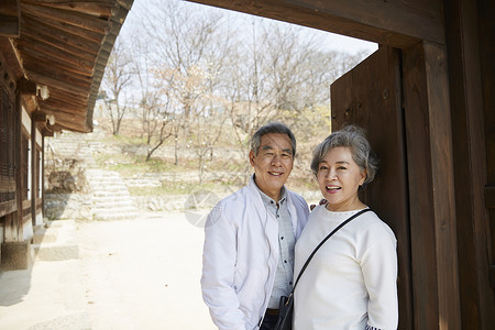 幸福生活老夫妇在门口合影图片