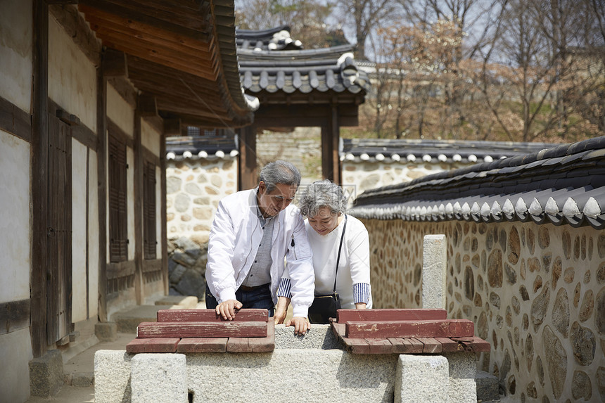 幸福生活老夫妇在古建筑游玩图片