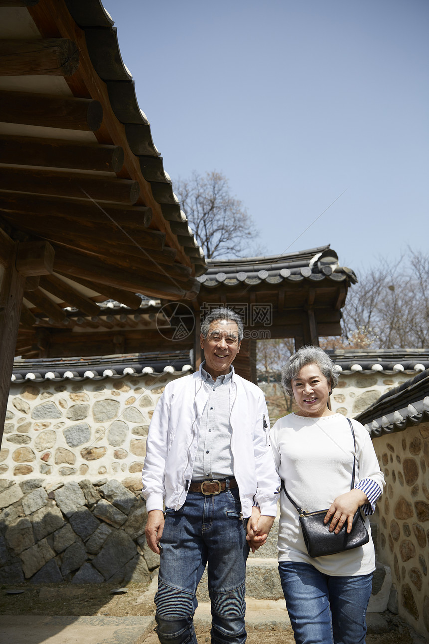 幸福生活老夫妇在古建筑游玩图片