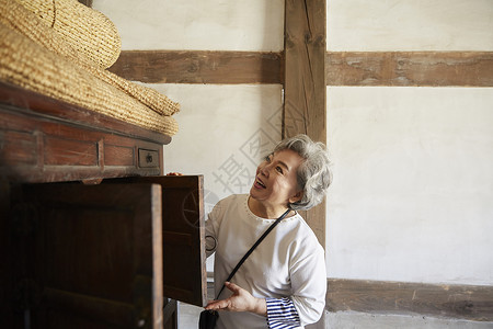 幸福生活老年妇女在古建筑游玩图片