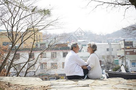 退休老年夫妻一起开心旅行图片