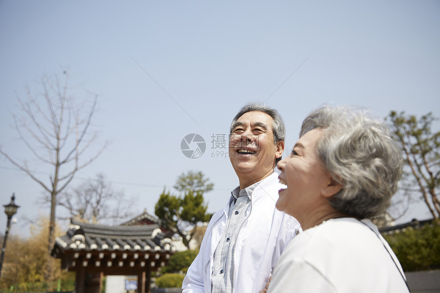 退休老年夫妻一起开心旅行图片