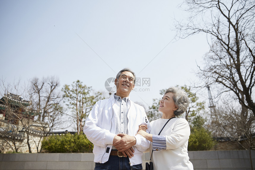 退休夫妇开心生活在一起图片