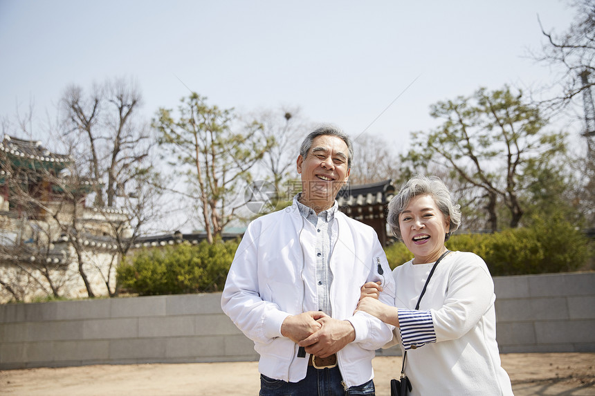 退休老年夫妻一起开心旅行图片