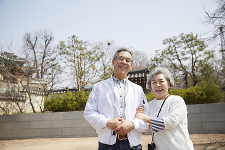 退休老年夫妻一起开心旅行图片