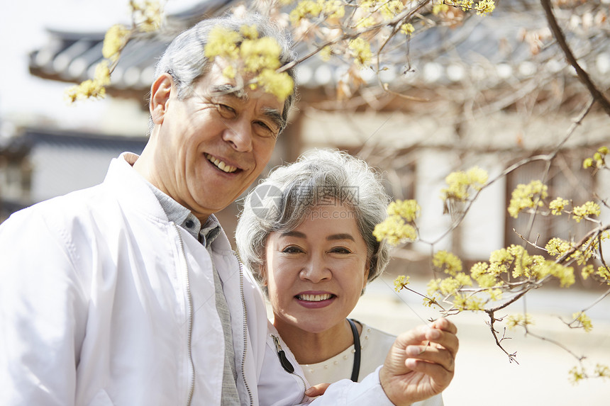 退休老年夫妻一起开心旅行图片