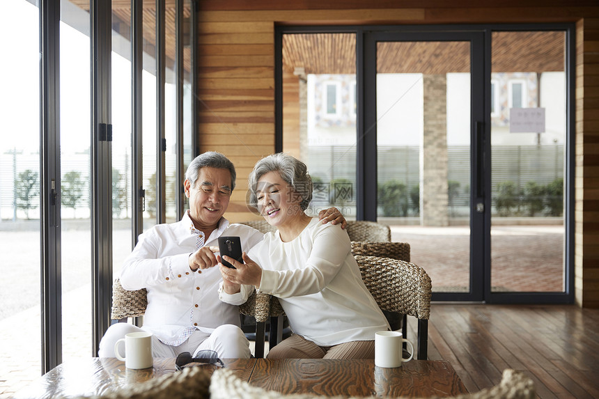 退休夫妇一起在咖啡馆里喝咖啡图片