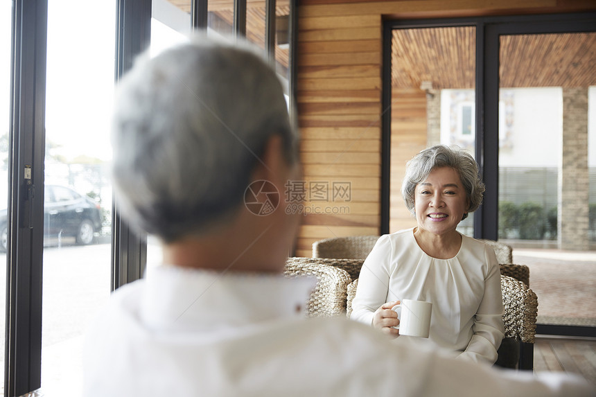 退休夫妇一起在咖啡馆里喝咖啡图片