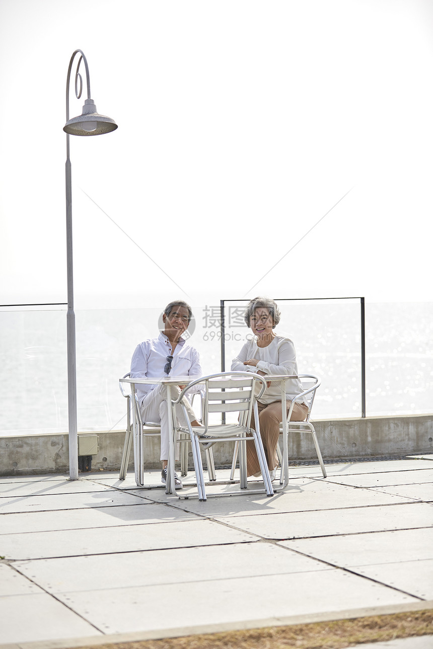 老夫妇在户外椅子上休息图片