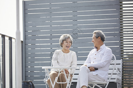 享受退休生活的老年夫妻图片
