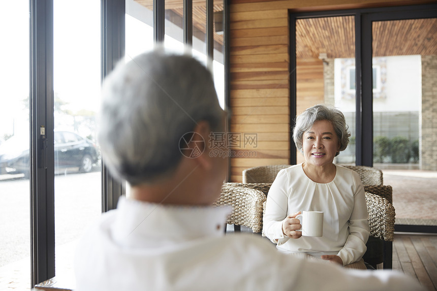 退休老年夫妇一起幸福生活图片