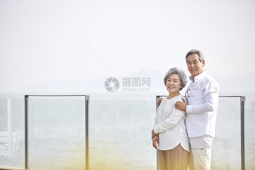 退休老年夫妇一起幸福生活图片
