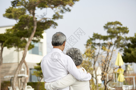 退休老年夫妇一起幸福生活图片