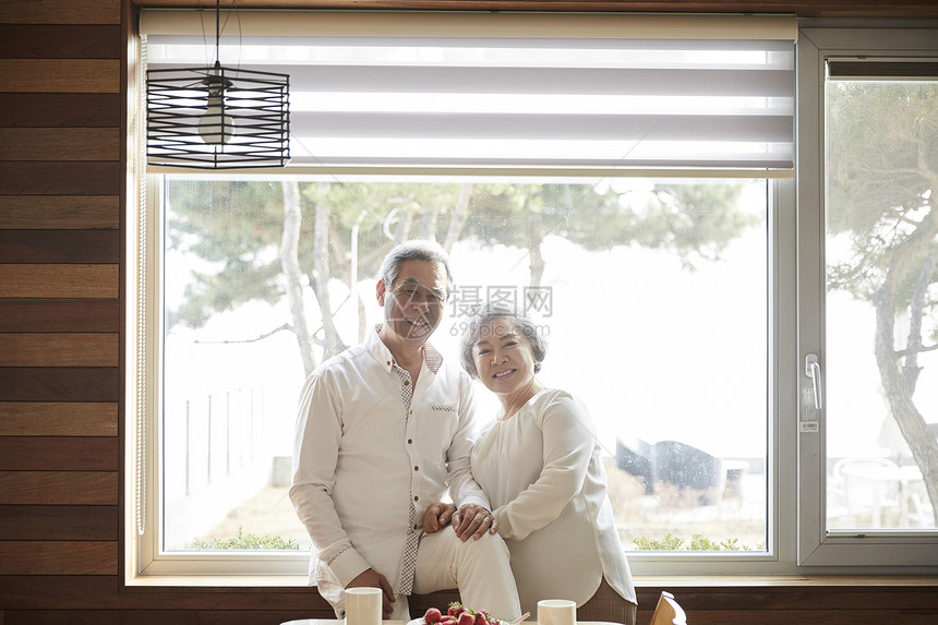 退休老年夫妇一起幸福生活图片