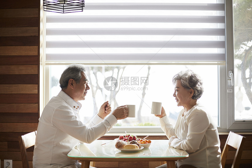 享受下午茶的老年夫妻图片