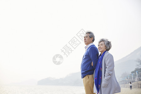 老年夫妇享受退休生活图片