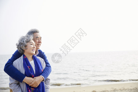 海边旅游的老年夫妻图片